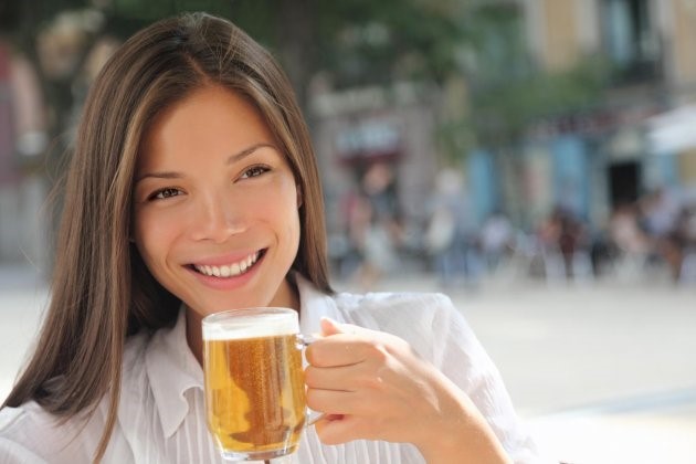 women drinking beer