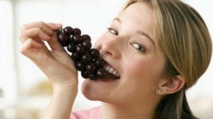 women eat grape